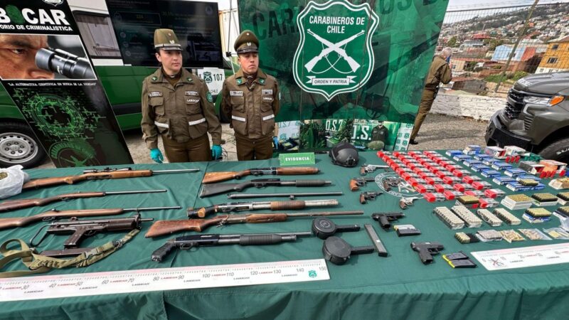 Carabineros foram até a casa denunciar ameaças e acabaram apreendendo um enorme arsenal de armas de guerra