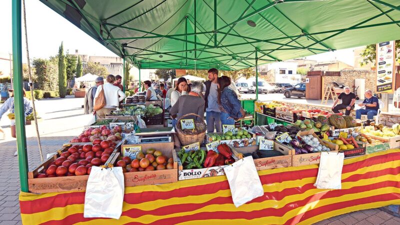 A maçã ‘relleno’ e o produto de jardinagem voltam a triunfar em Vilabertran