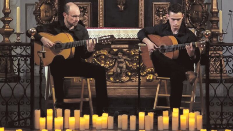 A dupla Zyryab interpreta peças do icônico guitarrista flamenco Paco de Lucía no Mediterranean Guitar Festival