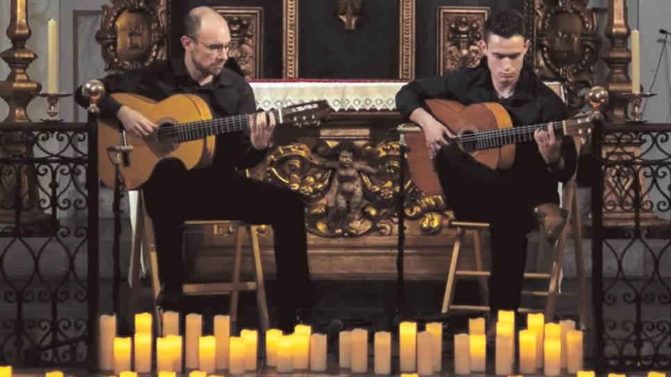 A dupla Zyryab interpreta peças do icônico guitarrista flamenco Paco de Lucía no Mediterranean Guitar Festival